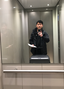 住处电梯镜子中的自拍